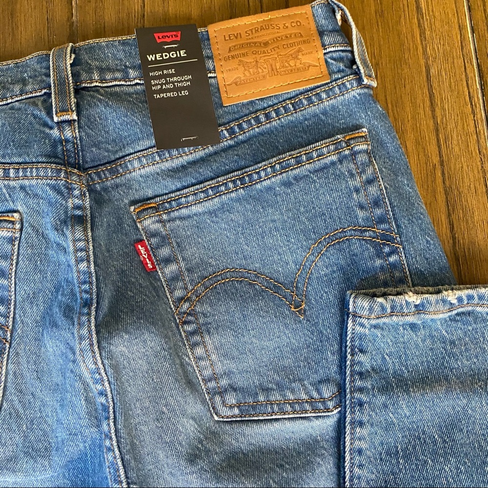 Levi’s Wedgie Icon Fit high rise tapered jeans - Picture 9 of 11